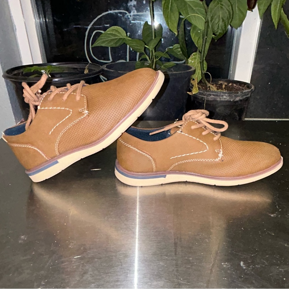London Underground kid size 1 lace up shoe